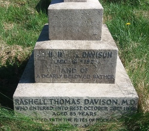 Gravestone of Anthony Davison and 'a dearly beloved father Rashell Thomas Davison M.D. who entered into rest Octobber 26th 1936 aged 85 years'
