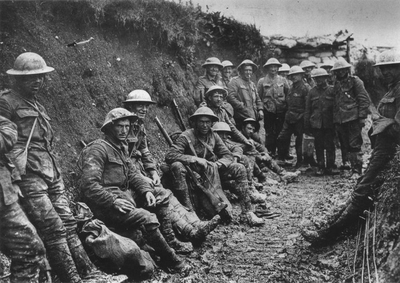 The Royal Irish Rifles in a communications trench on the first day on the Somme, 1 July 1916 - Public domain photo from the collections of the Imperial War Museums (collection no. 1900-02)
